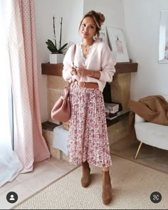 Romantic Outfit Inspiration, Chunky Brown Sweater Outfit, Soft Feminine Outfits Fall, Modern Housewife Outfit, Cute Housewife Outfits, Skirts Long Outfits, Modest Styles For Women, Ingenue Winter Outfits, Feminine Mom Outfits