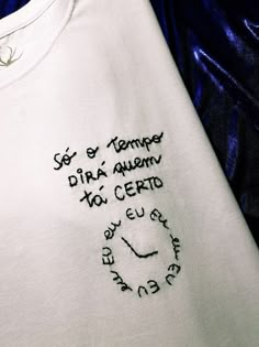 embroidered t - shirt with writing on it that reads soi e trampa diir anem to certo