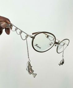 Fun Glasses Aesthetic, Glasses Accessories Jewelry, Unique Accessories Fashion, Glasses Chain Aesthetic, Interesting Glasses, Glasses Charms, Statement Glasses, Unique Glasses Frames, Glasses Jewelry