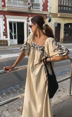 Feminine Dress Outfit, Romantic Style Outfit, South American Style, Scandi Fashion, Trendy Outfit Inspo, Beige Outfit, Feminine Dress, Australian Fashion, South American