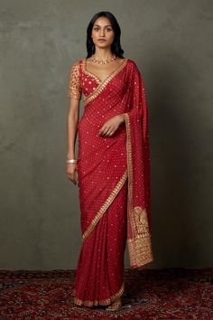 Sari Traditional Indian, Red Saree Look Modern, Character Wardrobe, India Wedding, Ritu Kumar, Simple Sarees, Desi Fashion Casual, Indian Dresses Traditional