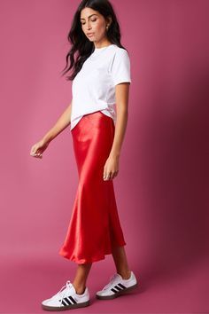 Red Silk Skirt Outfit, Red Satin Skirt Outfit, Long Red Skirt Outfit, Red Midi Skirt Outfit, Satin Skirt Outfit Summer, Red Satin Skirt, Red Skirt Outfits, Silk Skirt Outfit, Outfit Building