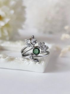 Wrap your finger with this beautiful ring, a special and unique piece of jewel for you your best friends and a perfect gift for all Bride lovers. It is made entirely of pure sterling silver 925. The rings comes with the shape of a white wolf head and tail, a wedding flower and in the middle a bright emerald round faceted crystal to symbolize the wolf bloodline color. The ring is also available in silver, rose gold and 18k gold color. You can choose your favorite color from the dropdown menu. Pro Vampire Ring, Bride 2024, Ali Hazelwood, Jewelry Bride, Wolf Ring, Wolf Jewelry, Bride Book, Wolf Head, White Wolf