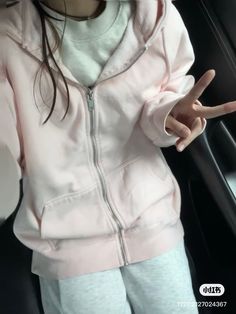 Modest Fits Casual, Comfortable Pink Winter Tops, Pink Acubi Outfits, Simple Easy Outfits, Pink Acubi, Pink Aesthetic Outfits, Korean Cute Outfits, Pink Hoodie Outfit, The Cardigans