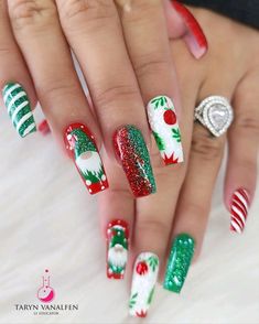 Christmas Present Nail Designs, Christmas Gel Nails Designs Grinch, Grinch Bling Nails, Christmas Tree Nails With Rhinestones, Grinch Tutorial Nails, Christmas Nail Polish, New Years Nail Designs, New Years Eve Nails