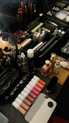 Professional Makeup Vanity, Professional Mua Kit, Makeup Artist Vanity, Travel Makeup Artist, Makeup Artist Black Women, Makeup Artist Lifestyle, Makeup Studio Aesthetic, Makeup Artist Aesthetic Job, Makeup Set Up