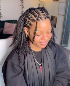 Cornrow Locs Styles, Loc Styles That Cover Edges, Loc Styles Beads, Loc Braided Hairstyles, Side Part Locs Styles, Loc Braided Styles, Fulani Locs Hairstyle, Retwist Locs Style Black Women Short, Back To School Loc Styles