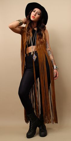 Fringed Vest Outfit, 70s Fashion Hippie, 70s Inspired Outfits, Boho Rocker, Ethno Style, Estilo Hippy, Fringe Fashion