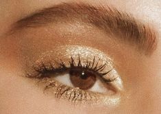 Golden Greek Goddess Costume, Ancient Greece Makeup Look, Goddess Of Love Makeup, Goddess Makeup Aesthetic, Athena Goddess Makeup Look, Greek Goddess Makeup Look Simple, Gold Greek Goddess Makeup, Hera Makeup Goddess, Greek Goddesses Makeup