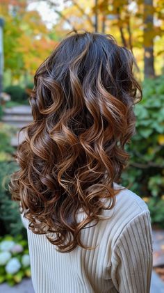 Transform your summer style with these 10 stunning hair color ideas for brunettes! Perfect for adding that sunkissed hair brunette glow or experimenting with new brown hair colors, these looks are sure to turn heads. From honeyed highlights to bold ombre, these summer hair colors bring out the best in your brunette locks. Explore these gorgeous shades and get ready to shine all season with your refreshed, vibrant look!#SummerHairGoals  #BrunetteBeauty  #SunKissedHair  #BrownHairInspo  #SummerHairColor  #BrunetteVibes  #HairColorTrends  #BronzeBrunette  #GorgeousBrunettes  #SummerHairInspo Layered Hairstyles, Medium Length Hair With Layers, Gorgeous Hair Color, Different Hair Colors, Hair Styles 2017