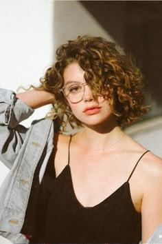 Those days when all the coolest styles were only for straight hair are over. Here are some fun and trendy ideas and inspiration for curly hair...just don't cut it yourself gurl. ✨ Hairstyles Tutorial, Super Hair, Popular Haircuts, Permed Hairstyles, Long Hairstyles