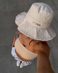 Bucket Hat Outfit, Hat Aesthetic, Summer Picture Poses, Shotting Photo, Beige Outfit, Italy Outfits, Spring Fits, Fashion Photography Poses, Hat For Women