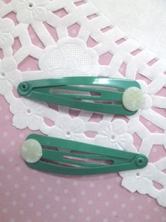 Dark Green Snap Hair Clip Barrettes.  These are fantastic little clips with a glue on pad that you can embellish with cabochons, bows, etc....  I have these in a ton of colors, the last image shows available stock. Also, here is a link to available colors. https://www.etsy.com/shop/HappyKawaiiSupplies/search?search_query=snap+clip&order=date_desc&view_type=list&ref=shop_searchColor: Dark GreenSize: 50mm long x 13.5mm wide with an 8-10mm glue-on padMaterial: Metal, Plastic, Enamel Pai Snap Hair Clips, Aesthetic Gifts, Mint Green Aesthetic, Blank Hats, Wonder Egg, Oc Board, Glossy Hair, Snap Clips, Enamel Paint