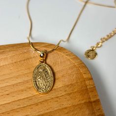 🌻This personalized pattern pendant necklace features intricate and unique designs, adding a bold and customized touch to your style. 🥰This piece is meticulously crafted from S925 sterling silver(total 5.7g) and finished with a luxurious coating of genuine 18k gold plating. 🥰This necklace are adjustable to fit your desired size.We offer two lengths: 15.75+1.97 inchs 、17.72+1.97 inchs and 19.69+1.97 inchs. 🥰We will send it in a beautiful jewelry box and package it carefully. We offer boxes in blue, green, white, and black. Please leave a message specifying your preferred color 🥰Please leave a message if you need any assistance. Thank you. Simple Chain Necklace, Charm Necklace, Charms, Beautiful Jewelry, Jewelry Box, 18k Gold, Chain Necklace, Jewelry Necklaces, Gift Card