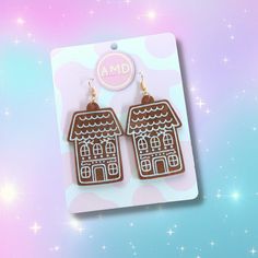 🛒💸 BUY ANY 3 ITMS AND SAVE! Use code: SAVE10 at checkout 💸🛒  💖✨ Gingerbread House Dangles! ✨💖 Get ready to kick off the Christmas season with a new set of our ADORABLE Christmassy earrings! Each pair are lovingly made by hand in our Melbourne studio and are incredibly lightweight so you can look fabulous without your ears suffering 💖 Made using top quality pearlescent acrylic - engraving and then dyed by hand to give that adorable icing finish! Feel free to follow us on IG @AMDMelbourne t Christmas Felt Earrings, Acrylic Christmas Earrings, Acrylic Engraving, Shrinky Dink Earrings, Gingerbread House Christmas, Felted Earrings, Angel Earrings, Acrylic Jewellery, Crafty Craft