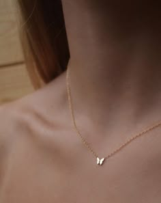 Simple Necklace Designs Gold, Classy Jewelry Aesthetic, Minimalist Accessories Jewellery, Dainty Butterfly Necklace, Simplistic Jewelry, Mum Necklace, L Necklace, Simple Necklace Designs, Dainty Butterfly