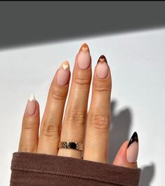 Nude Almond Shape Nails, Coolest Nails, Nails With Charms, Short Almond Shaped Nails, Gold Accent Nail, Subtle Nail Art, Brown Nails Design, Shape Nails, Anti Valentines