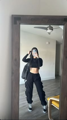 Selfie Poses Instagram, Poses Instagram, Miranda Kerr, Selfie Poses, Grunge Outfits, Outfits Casuales, Cute Casual Outfits, Gym Outfit, Outfit Of The Day