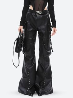 Diese Cyberpunk-Cargohose aus Kunstleder kombiniert mutigen Streetwear-Stil mit Funktionalität. Mit mehreren Cargo-Taschen und metallischen Akzenten bietet sie einen praktischen Touch. Perfekt mit einem taillierten Oberteil oder einer übergroßen Jacke für einen rebellischen Look.



 Cyberpunk-Ästhetik

 Doppelte Taschen vorne

 Cargo-Taschen

 Gürtelschlaufendetail

 Ösenbänder an der Seite

 Metall-Accessoire mit Druckknopf am Bein

 Hohe Taille

 Ausgestellt

 aus PU Autumn Soft, Junior Pants, Wide Leg Cargo Pants, Gothic Chic, Crop Pullover, Maxi Cardigan, Sweater Crop, Leather Trousers, Crop Top Sweater