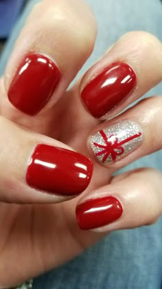 Christmas Nails Shellac Xmas, Christmas Nail Designs Red And Silver, Christmas Nails Gift Design, Red Christmas Present Nails, Subtle Christmas Nails Gel, Red Gold Nails Short, Christmas Glitter Nail Designs, Christmas Dip Nail Ideas Red, Present Nails Christmas