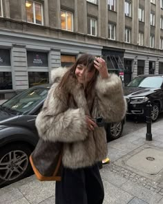 Cold Fashion Outfits, Outfits With Fur, Coats Aesthetic, Russian Outfit, Europe Winter Fashion, Fur Jacket Outfit, Fur Outfit, Cold Fashion, Russian Winter