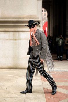 New York Fashion Week 2023, Cowboy Oc, Fashion Week Fall 2023, Western Punk, Ocs Design, Outfits Guys, Bags Y2k, 2023 Street Style