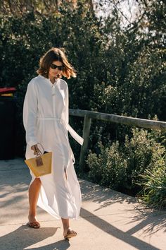 Dan Roberts captures the best looks in Sydney during the Resort 2019 shows in Australia. White Shirt Dress Outfit, Long White Shirt Dress, Dress Outfits Ideas, Long White Shirt, Street Styl, Vintage Inspired Outfit, Outfits Ideas For Summer, Red Shirt Dress