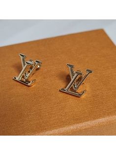 Gender: Women Brand: LOUIS VUITTON Product Name: LV Iconic Earrings Gold Bags Alora Code: 15424720 Color: gold Composition: Gold Origin: France Designer Style ID M00743 Designer Gold-tone Earrings As Gift, Designer Polished Sterling Silver Earrings, Designer Sterling Silver Earrings With Polished Finish, Designer Gold-tone Tarnish Resistant Jewelry, Designer Tarnish-resistant Gold-tone Jewelry, Designer White Gold Jewelry With Matching Earrings, Luxury Silver Earrings For Everyday, Designer Jewelry Set With Earrings, Designer Gold-tone Earrings For Formal Occasions