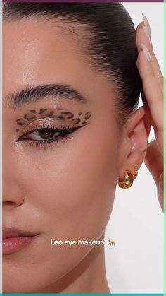 Learn to roar with style using this Leo eye makeup tutorial. Embrace your inner lioness with bold, dramatic eye looks that reflect your fiery personality. Perfect for Leo zodiac enthusiasts, this tutorial guides you through creating regal and radiant makeup that commands attention and exudes confidence. #LeoEyeMakeup #EyeMakeupTutorial #ZodiacMakeup #BoldMakeup #LionessLook #EyeMakeupInspo #MakeupTutorial #BeautyTutorial #MakeupInspiration Eye Makeup Halloween, Cheetah Makeup, Tiger Makeup, Radiant Makeup, Leopard Makeup, Animal Makeup, Eye Looks, Makijaż Smokey Eye, Halloween Makeup Easy