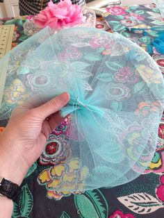 Learn how to make your own fascinator perfect for the Kentucky Derby or any other party! Diy Kentucky Derby Hat Ideas, Diy Derby Fascinator, Diy Derby Hat Ideas, Derby Hat Diy, Kentucky Derby Diy, Diy Kentucky Derby Hat, Diy Tea Party Hats, Kentucky Derby Party Hats