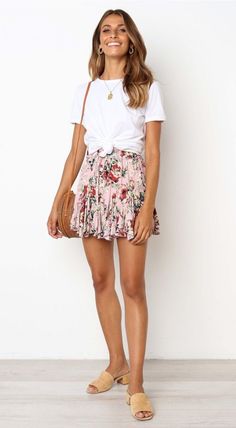 Floral Skirt Outfit, Looks Hippie, Rok Mini, Pink Floral Print, Skirt Outfit, Summer Skirts, Cute Summer Outfits, Spring Summer Outfits, Outfits Casuales