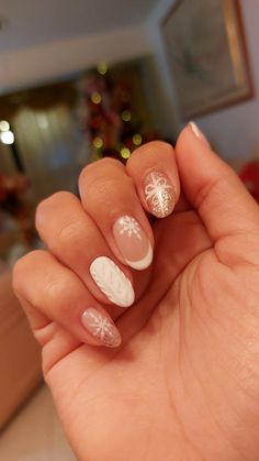 Uñas almendradas, navideñas, pintura blanca con relieve Ideas Uñas, Oval Nails, Xmas Nails, Nails Ideas, Nail Manicure, Almond Nails, Gel Nail, Christmas Nails, Short Nails