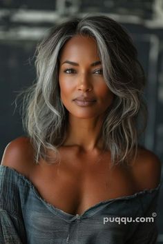 Hally Berry, Hair Color Guide, Silver Haired Beauties, Grey Hair Transformation, Gorgeous Gray Hair, Grey Hair Inspiration, Beautiful Gray Hair, Grey Hair Styles For Women, Silver Hair Color