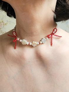 Ribbon Choker, Handmade Jewlery, Outfit Red, Simple Pearl, Beaded Necklace Diy, Beaded Jewels, Detailed Jewelry, Jewelry Accessories Ideas, Crochet Diy