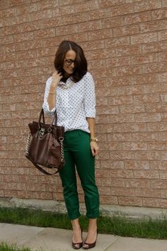 how to wear capri pants Capri Pants Outfits, Green Pants Outfit, Capri Outfits, Traje Casual, Outfit Trends, Green Pants, Chiffon Shirt, Work Wardrobe, Mode Inspiration