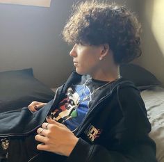 Curly Hair With Hat, Aesthetic Gang, Curly Hairstyles For Boys, V Shaped Haircut, Fade Haircut Curly Hair, Really Curly Hair, Edgars Haircut, Mens Haircuts Short Hair, Men Haircut Curly Hair