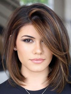 Os cabelos curtos nunca saem de moda! Portanto confira as tendências de 2023 para cabelos curtos repicados, com dicas e fotos se inspirar! Medium Brunette Hair, Medium Brown Hair, Medium Layered Hair, Medium Length Hair With Layers, Bob Haircut With Bangs, Long Bob Haircuts, Natural Wavy Hair, Hair Color For Women