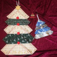 four pieces of fabric are arranged in the shape of a christmas tree