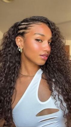 Curly Hollywood Hair, Braided Curly Hairstyles Half Up, Old School Curly Hairstyles, Side Cornrows With Curls, Curly Hair Styles Braid, Side Braid Hairstyles For Black Women, Hairstyles Winter Formal, Curly Hairstyles For School Simple, Curly Hair Styles For Long Hair