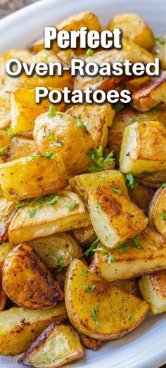 Perfect roasted potatoes are melting and buttery in the middle and irresistibly crisp on the outside. This easy recipe for oven-roasted potatoes never fails to wow at dinnertime, or at the holiday table! It's a simple and flavorful side dish that the whole family loves. Oven Roasted Potatoes Easy, Perfect Roast Potatoes, Oven Roasted Potatoes, Roasted Potato Recipes, Think Food, Idee Pasto Sano