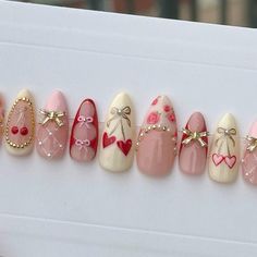 Simple Drawings On Nails, Read Heart Nails, Red Pink Nails Design, Red Roses Nails, Red Cute Nails, Red Coquette Nails, Red Rose Nails, Pink Rose Nails, Rosé Nails