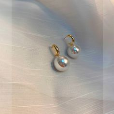 Shell Pearl Earrings Take a look at our beautiful pearl earring design. These pearl drop earrings are made with faux pearls and gold clasp to give you an vintage style. Made with shell pearls and silver pins, these pearl earrings are easy to care for and will take your look from casual to formal in an instant. Product Specifications Pearl Type Shell Pearl Pearl Shape Round Pearl Size 15mm / 0.59 inches Length 28mm / 1.10 inches Pearl Color White Stock Number 6082 Metal S925 Silver, Alloy For Fem Handmade Pearl Jewelry, Round Pearl Earrings, Pearl Earrings Designs, Real Pearl Earrings, Blue Opal Earrings, Vintage Jewelry Ideas, Mother Of Pearl Jewelry, Jewelry Mirror, Big Pearl