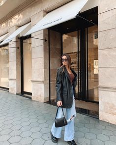 A🤍 on Instagram: “Cosas vienen cosas van” Martens Style, Chloe Faye, Trending Shirts, Chloe, Winter Fashion, Blazer, Shoulder Bag, Fashion Outfits