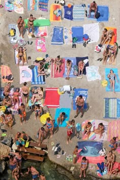 many people are laying on the beach towels