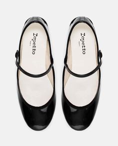 Calf leather. Patent finish. Round toe. Buckle fastening. Branded leather insole. 35mm low block heel. Color: black. Composition: 100% Calf Leather Repetto Ballet Flats, Rose Mary, Heels Online, Mary Jane Pumps, Womens Ballet Flats, Black Loafers, Sheep Leather, Valentino Bags, Italian Fashion Designers