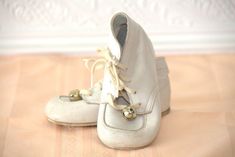 Adorable white leather baby shoes with bells probably dating to the 1950's.  The shoes are leather with bells on the lace .  Condition: good used  Brand: Young - Male Baby shoes Size: 3 Email me if you need exact measurements . Vintage Canvas Shoes With White Sole, Vintage White Lace-up Canvas Shoes, Vintage Leather Lace-up Shoes With Leather Footbed, Vintage Cream Weddkng Shoes, Vintage Baby Boy Shoes, White Baby Shoes, Vintage Baby Dresses, Vintage Childrens Clothing, Baby Shoe Sizes