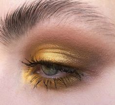 Editorial Make-up, Make Up Color, Fantasy Make-up, Make Up Gold, Yellow Makeup, Golden Treasure, Outfits Minimalist, Rose Gold Makeup, Smokey Eyeshadow