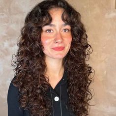 Long Layered Hair For Curly Hair, Layered Loose Curls, Curly Haircut Ideas Long, Shaggy Curly Hair No Bangs, 3a Long Curly Hair, Curly Haircuts For Long Faces, Face Framing Long Curly Hair, Long Layered Curly Hair With Bangs, Curly Hair With Face Framing Pieces