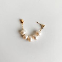 Discover the exquisite look of our Eilis Freshwater Pearl Wrap Around Earrings. Lustrous oval pearls in a contemporary wrap around style, drapes from front to back. This timeless accessory adds a touch of modernity to any ensemble. -- 14k Gold Filled pearls: 5x7mm Contemporary Pearl Earrings, Pearl Earring Ideas, Beaded Pearl Earrings, Contemporary Gold Earrings, Elegant Beaded Jewelry, Trending Earrings 2024, Jewelry 2024 Trends, Jewelry Trends 2024, Diy Gold Jewelry