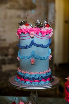 Retro styled wedding cake in pink and blue frosting complete with disco ball decor Disco Ball Wedding Cake Topper, Vintage Cake Design, Retro Wedding Cake, Retro Wedding Cakes, Disco Ball Decorations, Disco Ball Decor, Festival Style Wedding, Blue Wedding Decorations, Blue Frosting